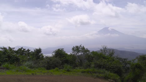 amplia vista abierta del monte fuji y el lago yamanaka en la prefectura de yamanashi, japón en un día brillante y soleado