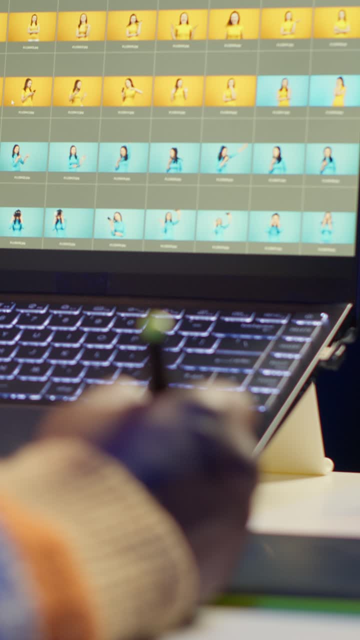 Vídeo vertical de artista gráfico usando ferramentas digitais essenciais em dois monitores
