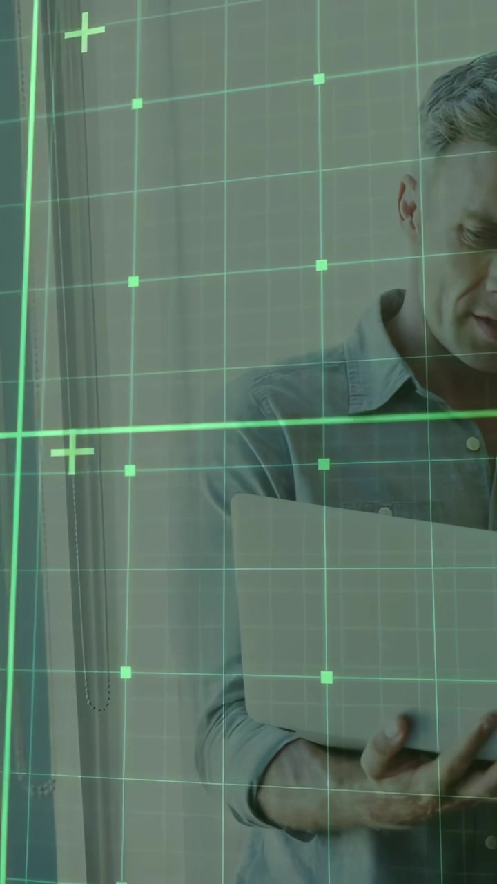 Video verticale: Uomo che aggiusta la presa e tocca il tablet alla finestra, con HUD verde che scansiona per una recensione tecnologica.