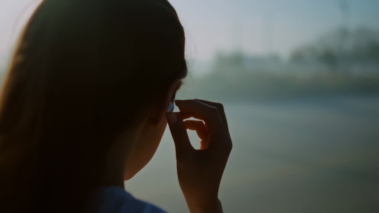 귀걸이 를 들고 음악 을 듣고 있는 여자