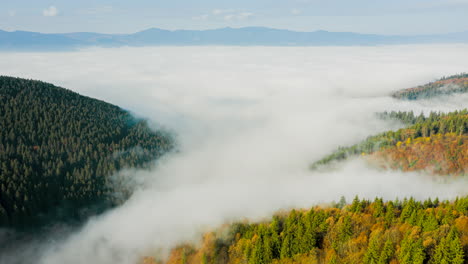 Luftaufnahme-Einer-Nebligen-Herbstgebirgslandschaft-In-Alpiner-Natur-Am-Sonnigen-Morgen---Hyperlapse