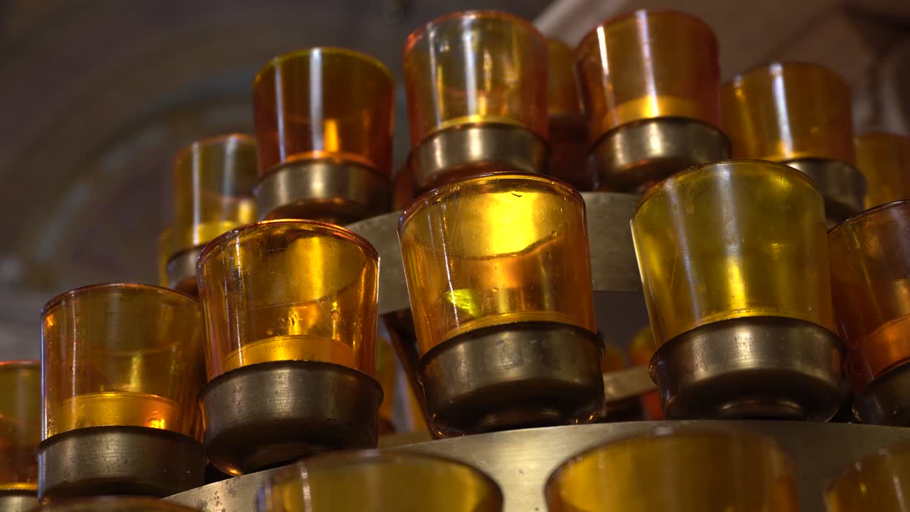 이 영상의 해당 각도에서 타오르고 멋진 전망을 만드는 작은 양초