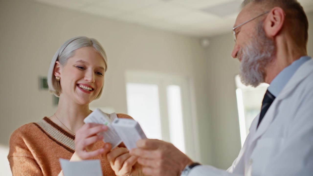 Apothekenpersonal präsentiert Kunden Medikamente, hält Pillenpackungen, Nahaufnahme.