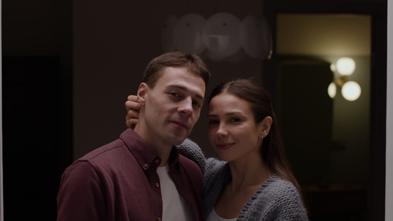 키스하고 포옹하는 커플