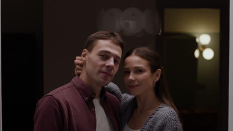 pareja besándose y abrazándose