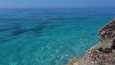 Felicidad-De-Las-Vacaciones-De-Verano:-Explorar-El-Mar-Turquesa-Esmeralda-Y-La-Costa-Rocosa-Del-Mediterráneo-En-Una-Escapada-Costera-Perfecta.