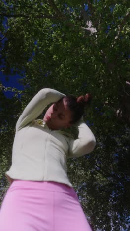 una mujer en un parque.