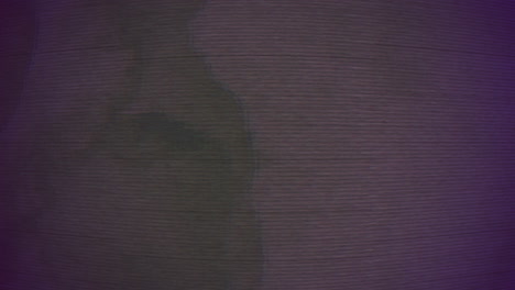 pintura abstracta con un telón de fondo púrpura y negro vibrante y salpicaduras aleatorias