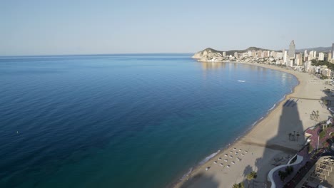 Amplia-Vista-De-La-Playa-Y-La-Costa-De-Benidorm,-Mediterráneo-Desde-Arriba-4k