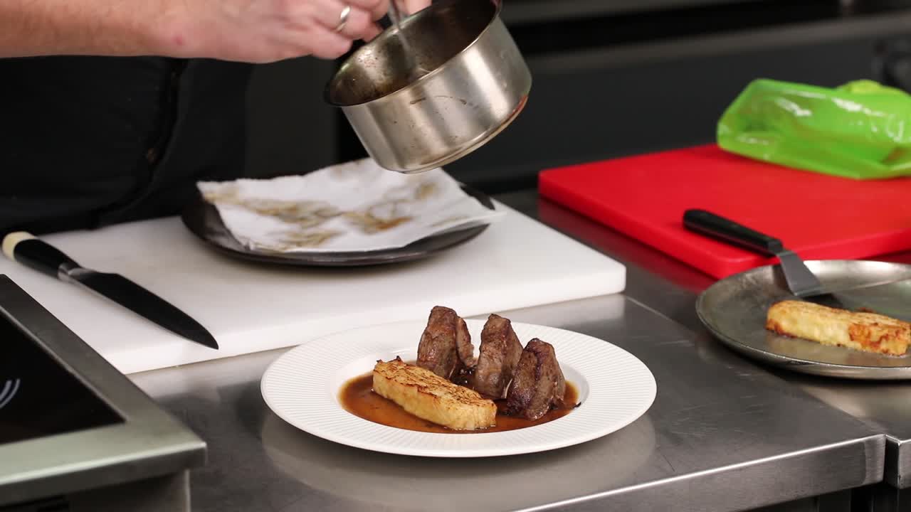 chef preparando un plato de carne de res gourmet con patatas y salsa