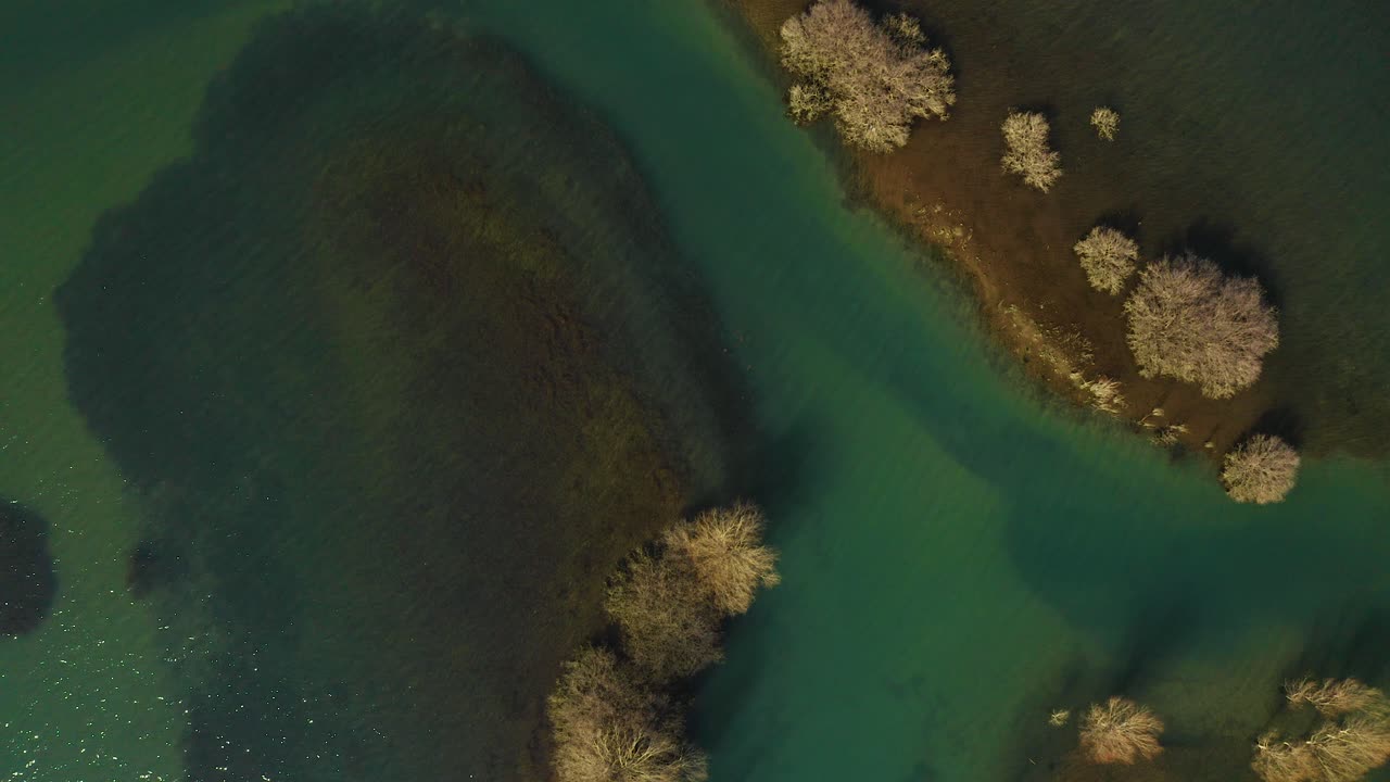 Laguna con acqua turchese poco profonda sulla riva del lago di Scutari, bellissime forme naturali viste dall'alto