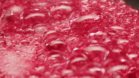 los arándanos congelados cocinando para el té o la mermelada, el fondo de cerca de las bayas de arándanos en la cocina, el chef haciendo pastel de postre saludable.
