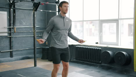 hombre saltando la cuerda en el gimnasio
