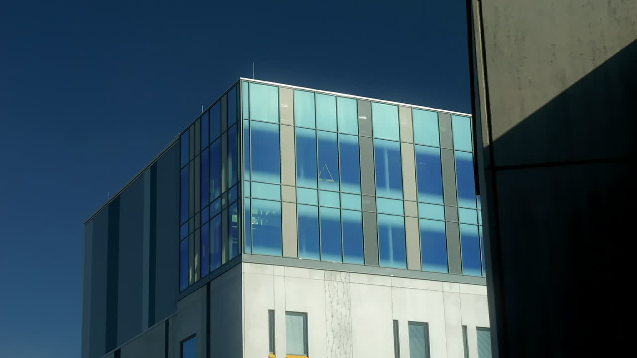 vista exterior del hospital en vaasa, finlandia