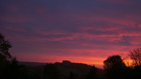 Increíble-Puesta-De-Sol-De-Color-Rojo-Y-Naranja-Sobre-El-Campo-De-East-Devon-Detrás-De-La-Colina-De-Dumpdon