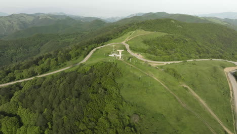 Toma-Aérea-Del-Monumento-Didgori-Y-Un-Paisaje-Impresionante-A-Su-Alrededor