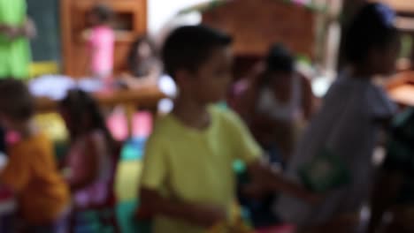 fondo borroso de niños jugando juntos en un ambiente interior