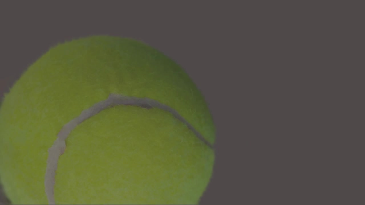 Animaatio tennispallosta muotojen yllä.