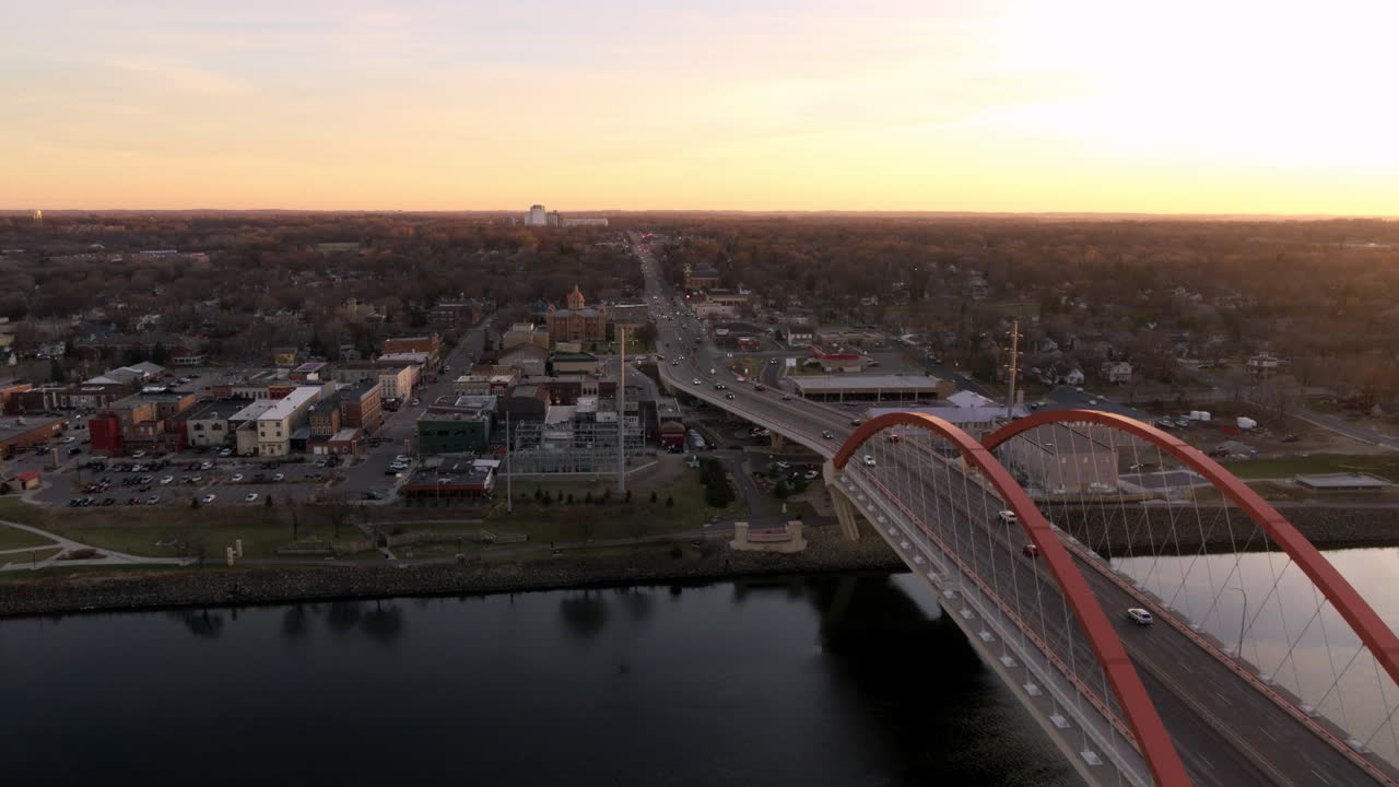 cruzando el río mississippi junto al puente hastings