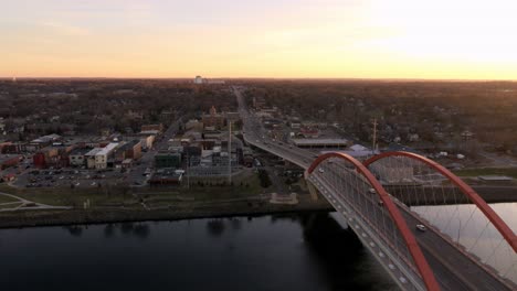 cruzando el río mississippi junto al puente hastings