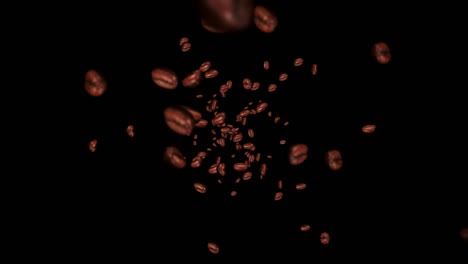검은 바탕에 많은 커피 콩을 날아. 카페인 음료, 아침 식사, 아로마. 은 커피 의 3d 애니메이션 회전. 루프 애니메이션.