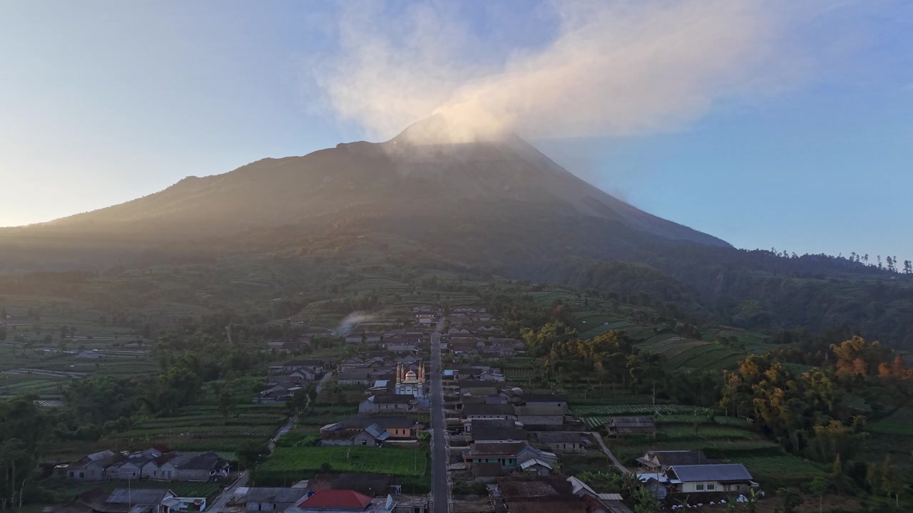 Regione agricola tranquilla situata sulle pendici del Monte Merapi. Il suggestivo paesaggio montano e il fascino rurale creano uno scenario ispiratore.