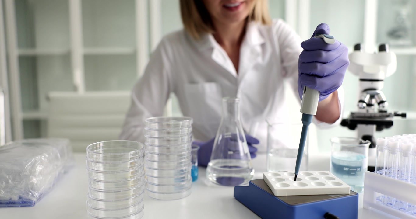 Esplorare le meraviglie della scienza attraverso la pipettatura e gli esperimenti in un laboratorio moderno