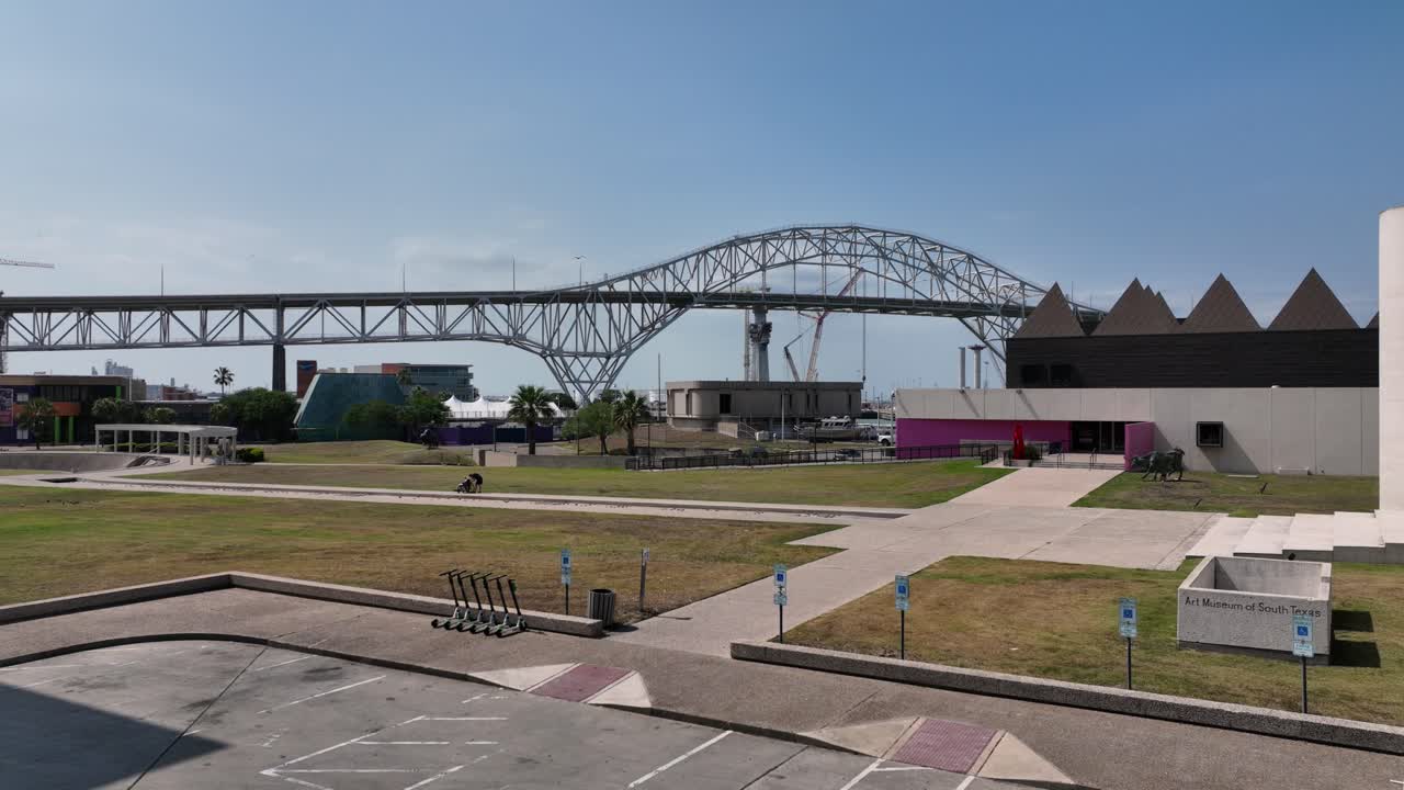 acercamiento aéreo del puente de corpus christi en texas