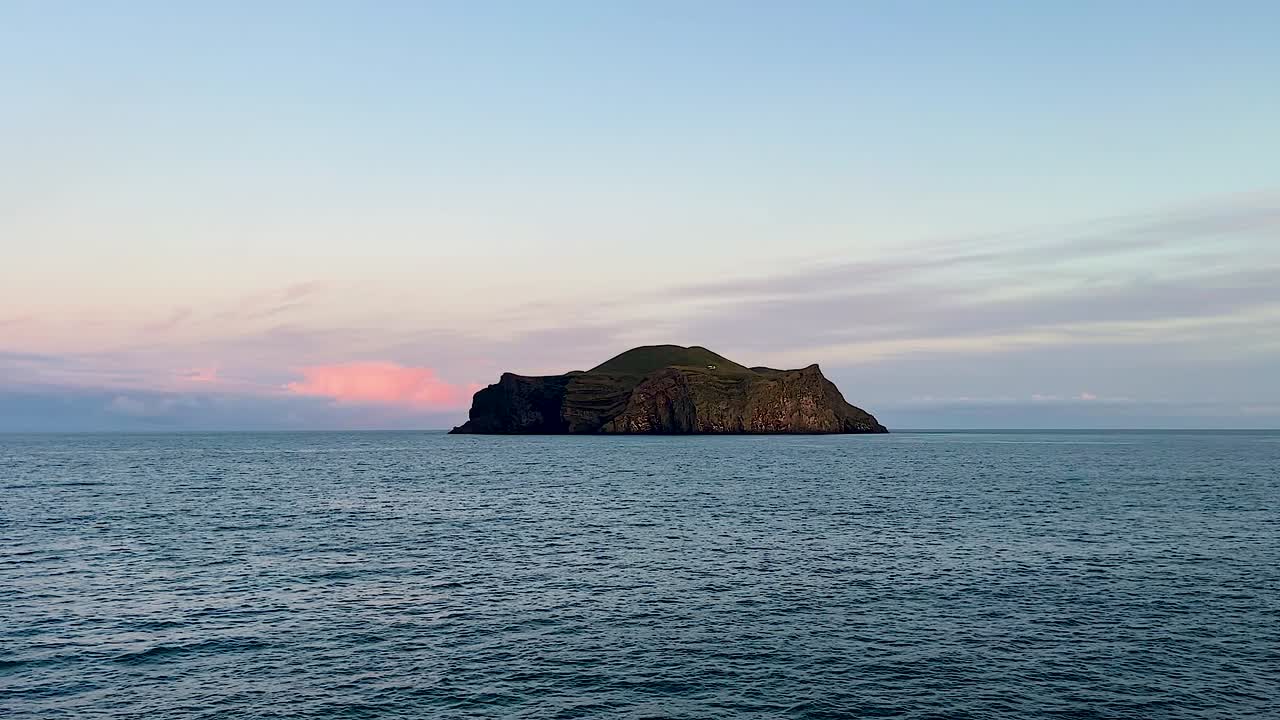 아이슬란드 의 웨스트마나에야르 에 있는 고립 된 엘리데이 섬 이 배 에서 볼 수 있다