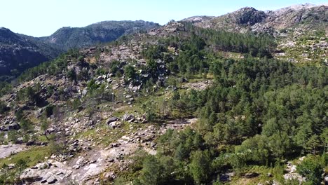 Vista-Aérea-De-Montañas-Rocosas-Y-árboles-En-Europa-Portugal-Peneda-Geres-Parque-Nacional