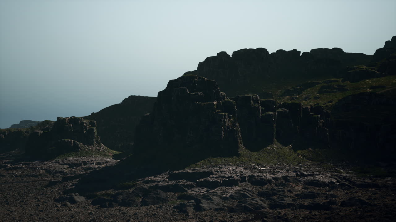 바위 절벽 이 있는 거친 산맥