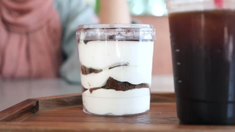 tiramisu y café en una cafetería