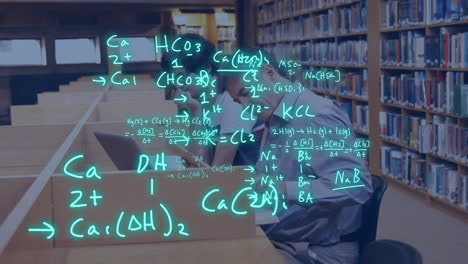 animación de ecuaciones sobre profesor y estudiante caucásico usando portátil y tableta en la biblioteca