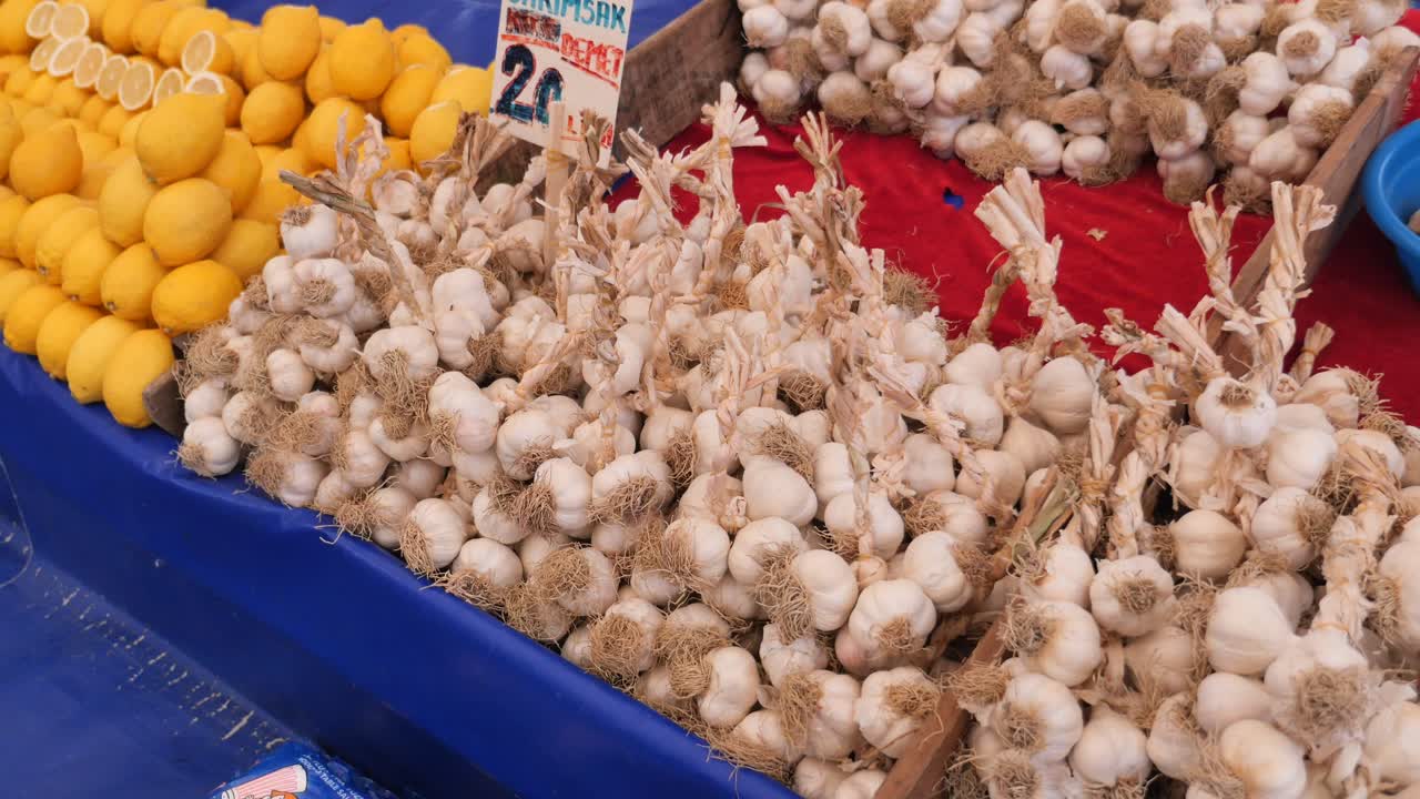 터키 시장 에서 신선 한 마늘 과 레몬