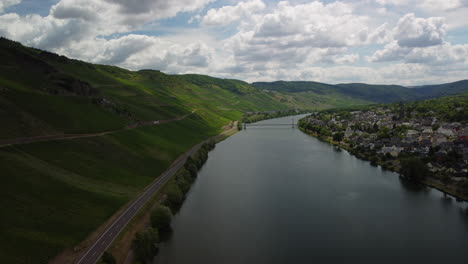 Seitwärtsflug-über-Den-Moselsee-Neben-Dem-Dorf