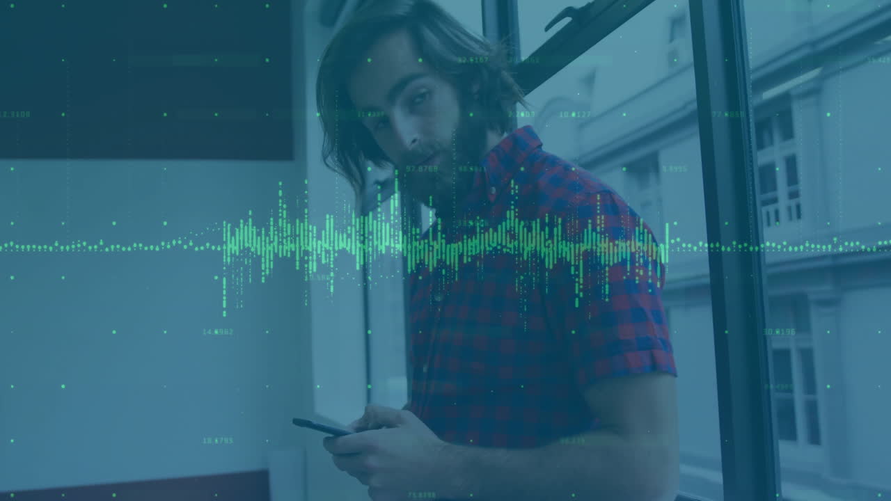 animación del procesamiento de datos financieros sobre un empresario caucásico que usa un teléfono inteligente