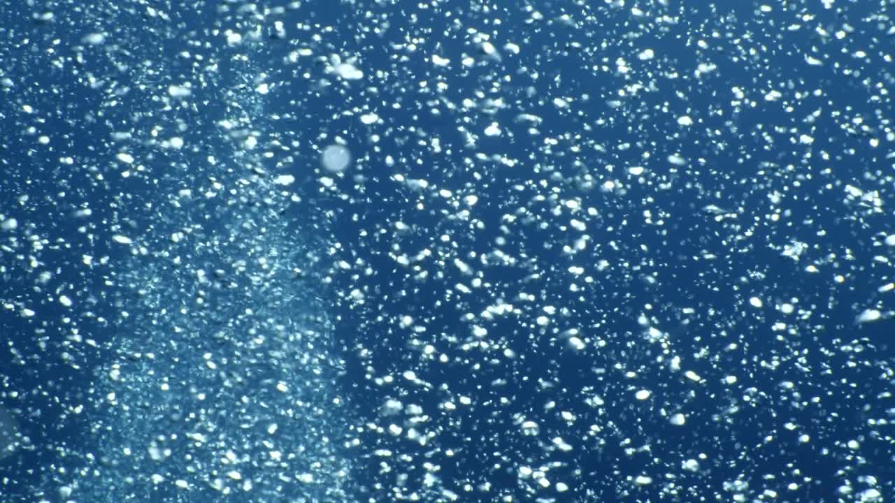 하늘과 표면에 가까운 수중 바다 풍경 태양 광선과 공기 거품 느리게 편안한 바다 배경