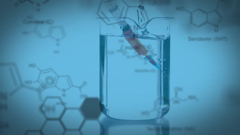 fórmulas químicas y estructuras moleculares animación sobre vaso de laboratorio con líquido