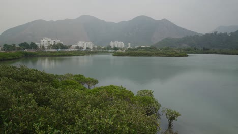 paisaje montañoso y marítimo con una ciudad en el fondo