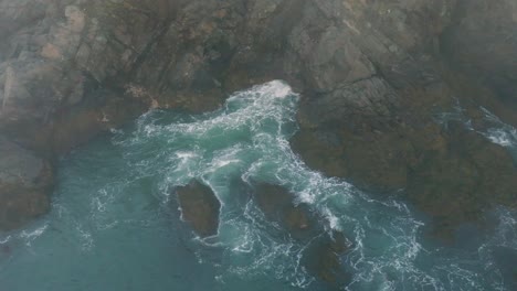 Atemberaubende-Aussicht-Auf-Das-Wirbelnde-Blaue-Wasser-Rund-Um-Die-Schroffen-Felsküsten-Von-Maine