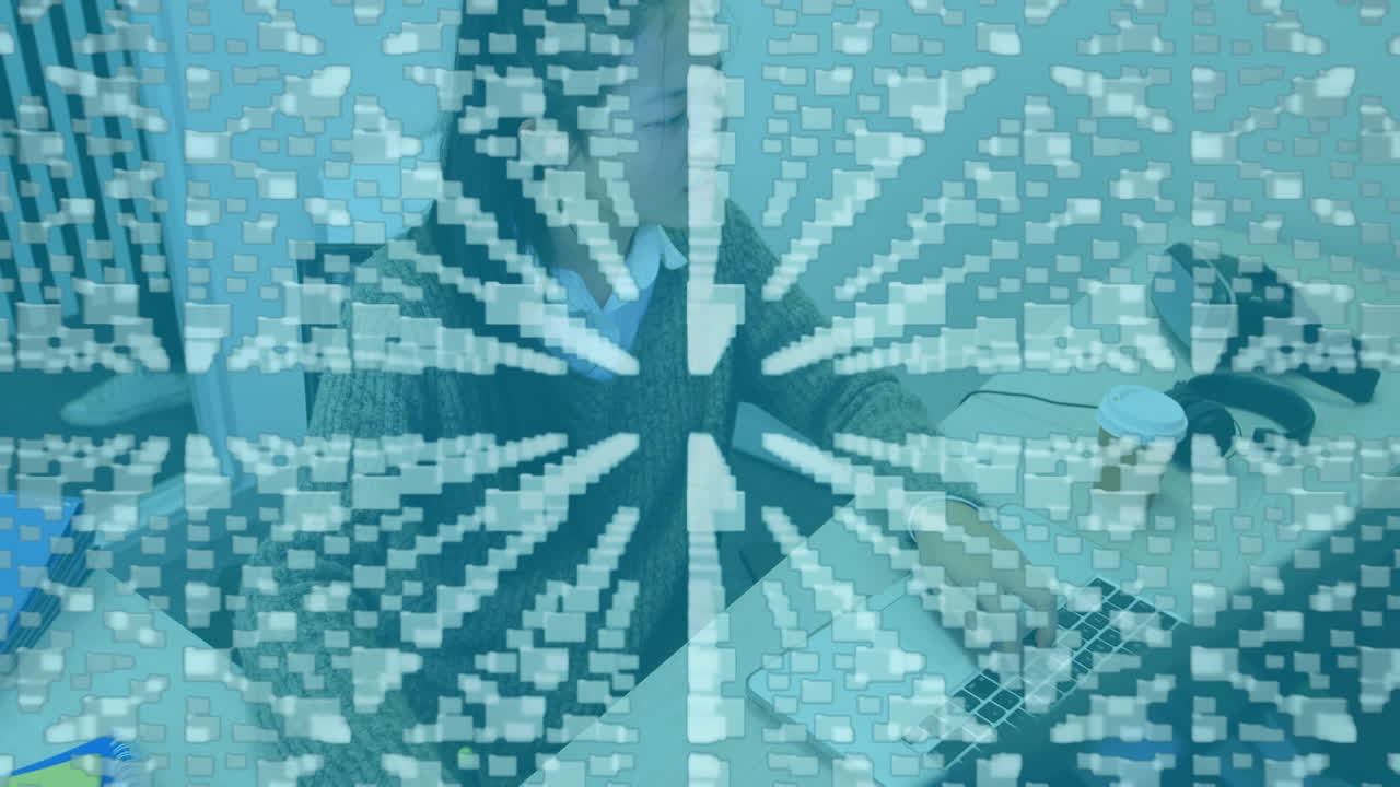 컴퓨터를 사용하는 아시아 여성의 애니메이션이 떠다니는 컴퓨터 파일과 잠금이 나타납니다.