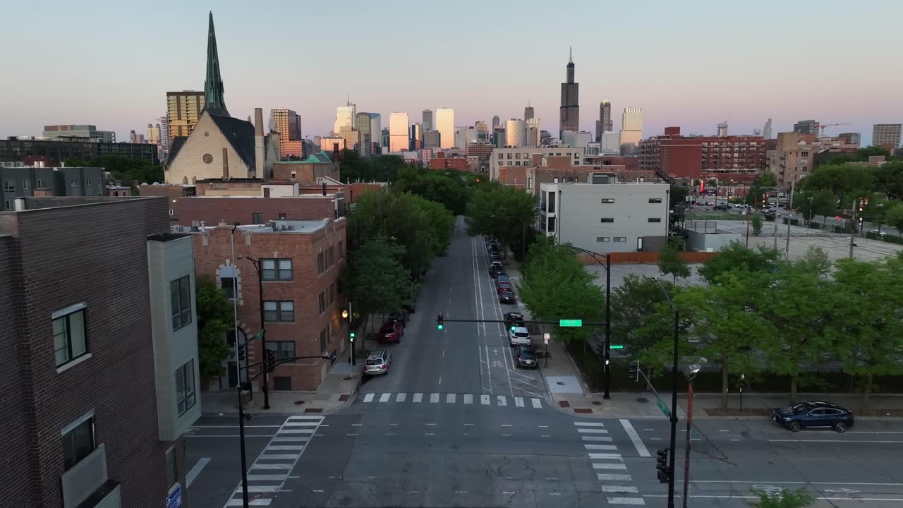 시내 스카이라인을 볼 수 있는 해가 지는 동안 시카고 교외