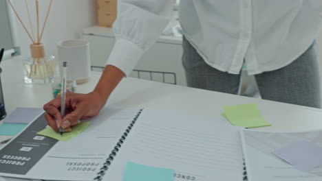 estrés, escritura o mujer negra con papel