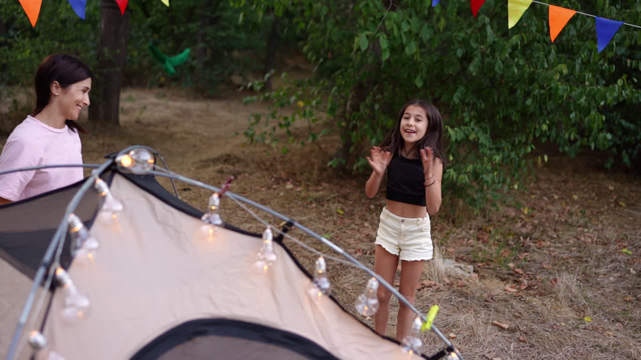 мать и дочь развлекаются кемпингом