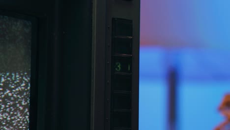 tv retro, televisión vintage en una configuración nostálgica, una tv retro muestra grano en la pantalla, dispositivo aterrador de la noche de halloween bueno para la llave de croma y la pantalla verde. imágenes de alta calidad 4k