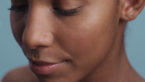 retrato de belleza de cerca hermosa mujer afroamericana plumas cayendo en la piel perfecta tocando el cuidado de la piel de lujo acariciando suavemente el cuerpo en cámara lenta