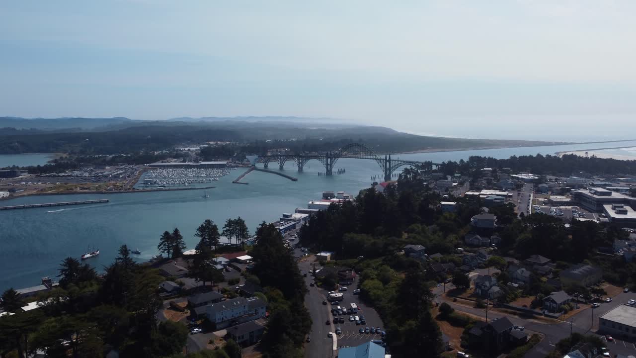 toma de drone de un puente que cruza la bahía de yaquina en newport, oregon