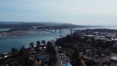 Drohnenaufnahme-Einer-Brücke-über-Die-Bucht-Von-Yaquina-In-Newport,-Oregon