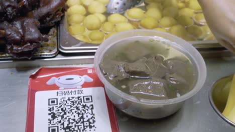 carne de res cocida que se sirve en un auténtico restaurante abierto en guangzhou, china