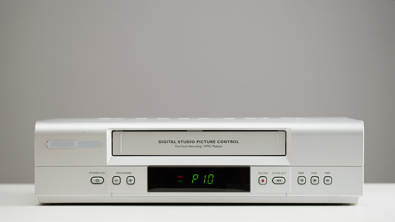 Videoregistratore VHS vintage con comandi manuali